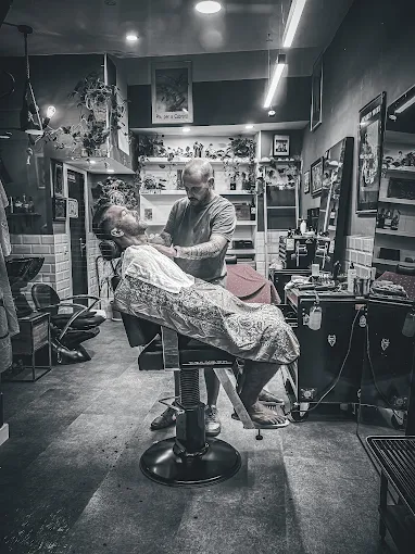 Afeitado clásico a navaja con toalla caliente en Lobo Barber and Parlour, Palma de Mallorca